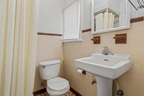Double Room -Street View - No Pets Allowed image 6