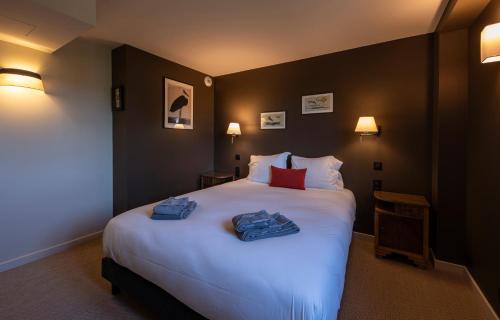 1 queen bed, 1 twin bed