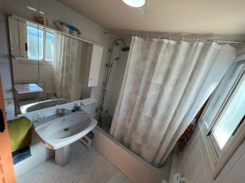 One-Bedroom Apartment with Pool View image 7