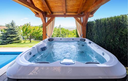 Peldbaseins, Gorgeous Home In Marcelji With Sauna in Marcelji
