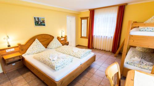 1 queen bed, 2 twin beds