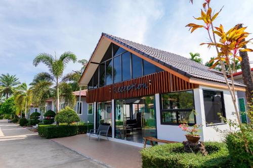 Neenlawat Riverside in Phunphin