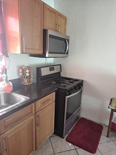 Cozy 2BR/1BA retreat in St.Kitts close to airport in บาสเซตเตอร์เร่