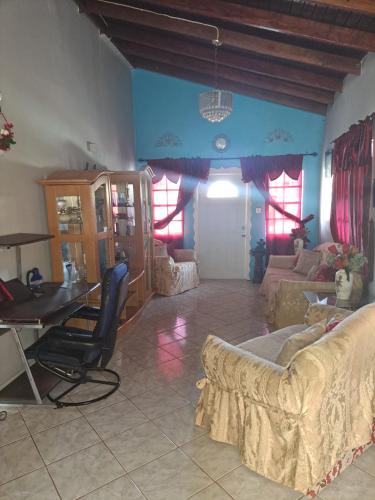 Cozy 2BR/1BA retreat in St.Kitts close to airport in บาสเซตเตอร์เร่