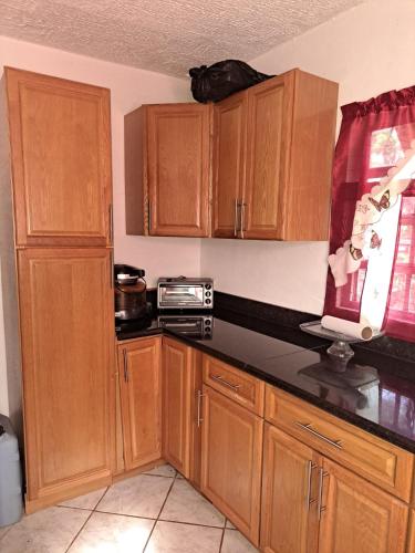ห้องครัว, Cozy 2BR/1BA retreat in St.Kitts close to airport in บาสเซตเตอร์เร่