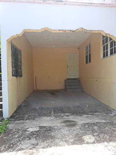 Cozy 2BR/1BA retreat in St.Kitts close to airport in บาสเซตเตอร์เร่