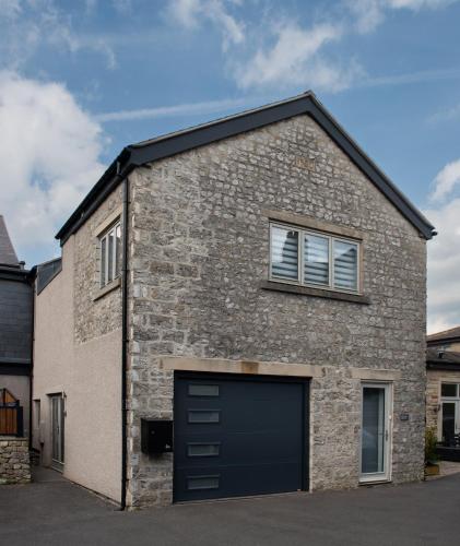 Exterior view, Modern Buxton Town House in Buxton