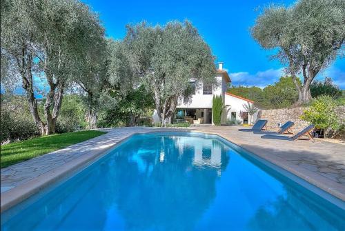 Splendid villa d’architecte in Mougins dominant position s/pool - Location, gîte - Mougins