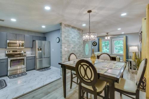 Athens Home with Deck - Near Sanford Stadium! in Athens, USA