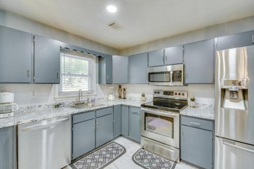 Athens Home with Deck - Near Sanford Stadium! in Athens, USA