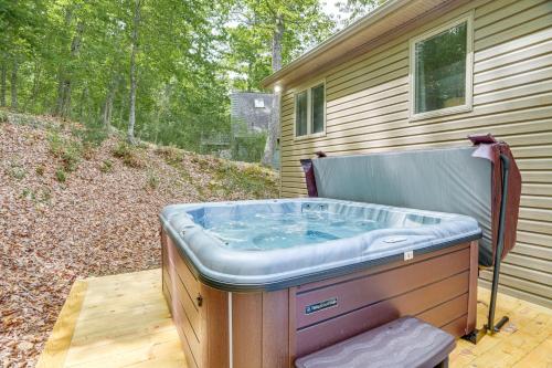 Spacious McGaheysville Home with Hot Tub and Sauna!