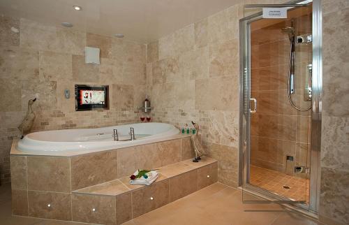 Aphrodites Group Room Type - Deluxe Suite with Spa Bath