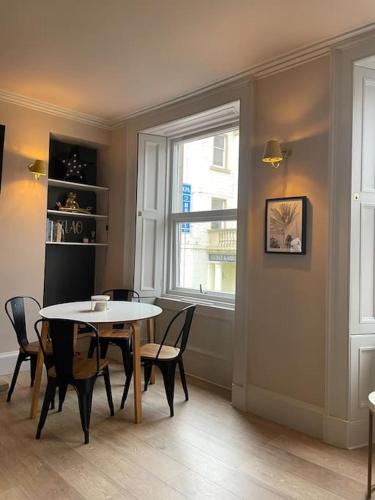 Bijou apartment in the heart of Melrose in Мелроуз