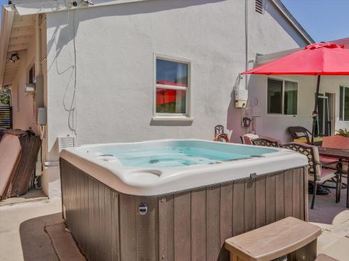 Hollywood Dream pool home & king beds, Los Angeles (photo 9)
