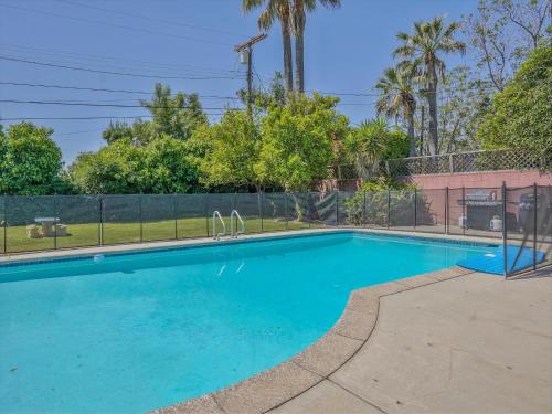 Hollywood Dream pool home & king beds, Los Angeles (photo 3)
