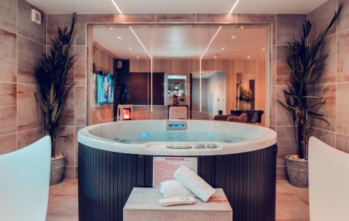 Aphrodites Group Room Type - Suite with Hot Tub