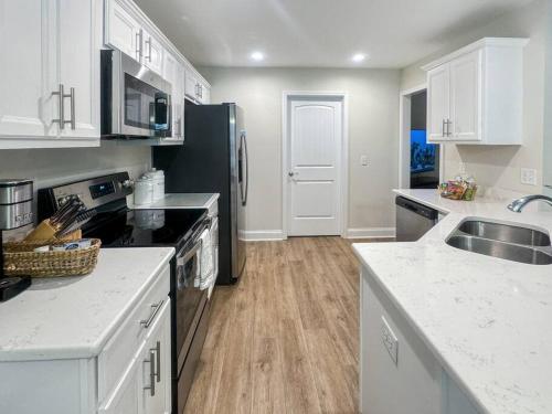 Konyha, Shadow Lakes Retreat~Central location to Beaches, Golfing, Southport Ferry in Southport (Észak-Karolina)