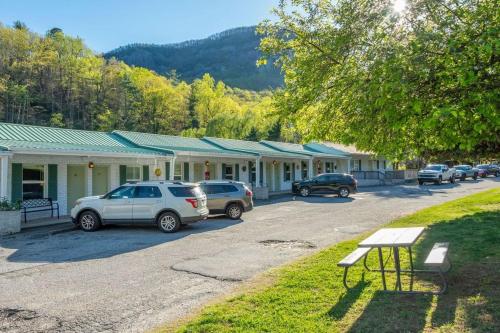 Geneva Hotel & Tiki Bar - Lake Lure