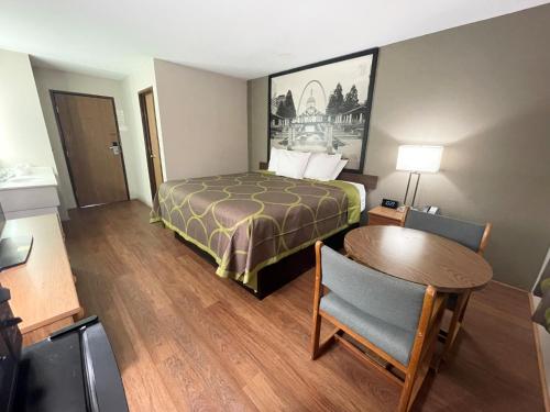 Super 8 by Wyndham Eureka/Six Flags Nearby - image 10