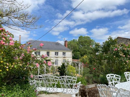 Chambre de charme dans un jardin de 1500m2 - Chambre d'hôtes - Lys-Haut-Layon