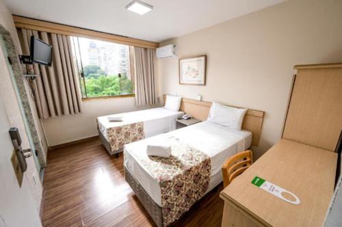 Standard Twin Room image 6