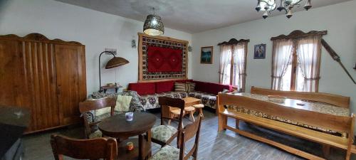 Golemi kamik Pirot in Pirot