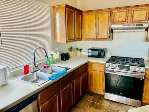 Spacious Vegas Home, BBQ, H-Speed Wi-Fi, Sleeps 11, Las Vegas (foto 10)