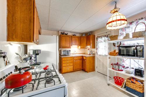 Charming West Mifflin House - 3 Mi to Kennywood! in West Mifflin, USA