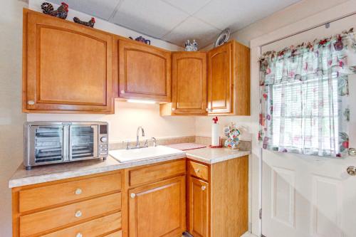Charming West Mifflin House - 3 Mi to Kennywood! in West Mifflin, USA