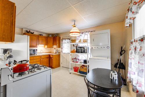 Charming West Mifflin House - 3 Mi to Kennywood! in West Mifflin, USA