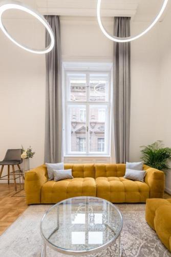 Andrassy Apartment with Free Parking - Tap to explore photos
