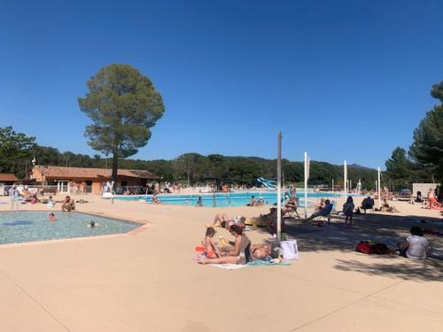 Úszómedence, mobile home dans un coin de paradis in Le Bonfin