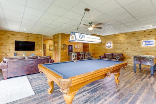 Riffle Run Cabin River Access, Hot Tub, Game Room