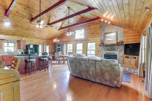 Riffle Run Cabin River Access, Hot Tub, Game Room