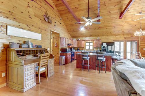 Riffle Run Cabin River Access, Hot Tub, Game Room in Ellijay, USA