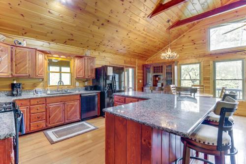 Riffle Run Cabin River Access, Hot Tub, Game Room