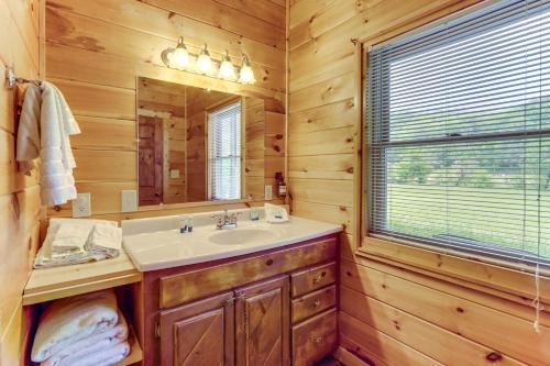 Riffle Run Cabin River Access, Hot Tub, Game Room