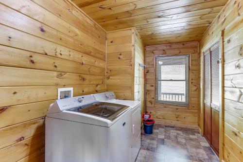 Riffle Run Cabin River Access, Hot Tub, Game Room