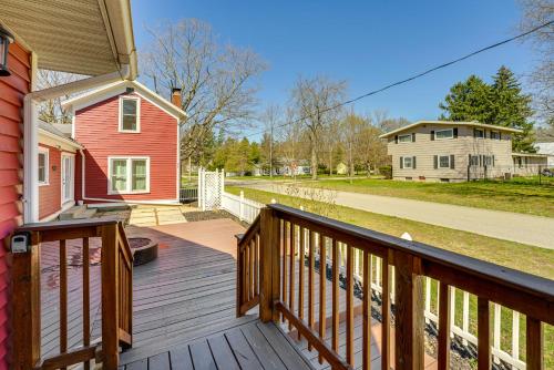 Charming Pentwater Home Less Than 1 Mi to Lake Michigan!