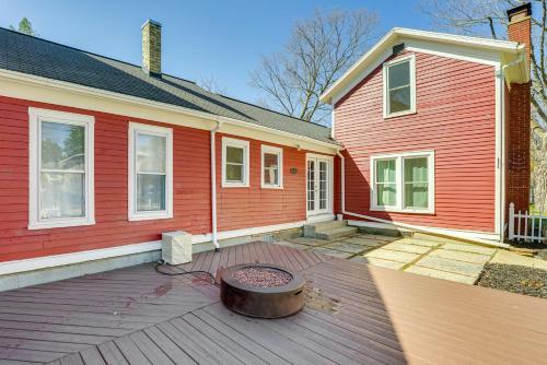 Charming Pentwater Home Less Than 1 Mi to Lake Michigan!