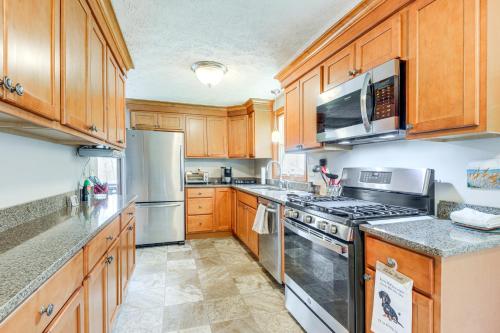 Quaint Massachusetts Home with Yard and Grill! in 伯纳德斯頓 (MA)