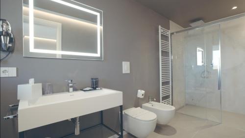 Standard Double Room image 3