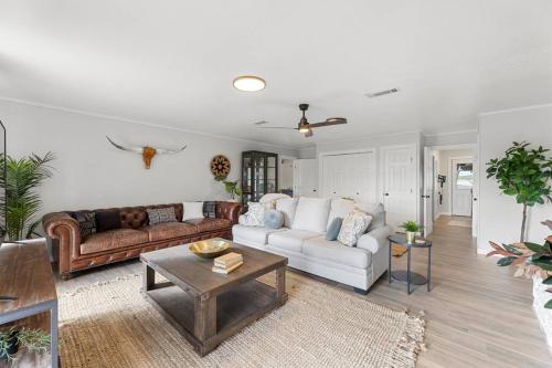Farm Retreat with Jacuzzi, Fire Pit, Mini Goats, Mini Ponies and Mini Cows in San Marcos, USA