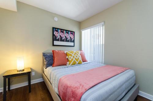 Charming 2BR Apartment near Top LA Attractions in Los Angeles, USA