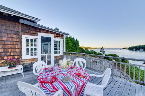 Oceanfront Cottage with Deck 2 Mi to Boothbay Harbor