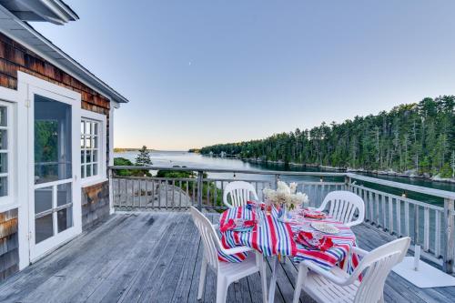 Oceanfront Cottage with Deck 2 Mi to Boothbay Harbor