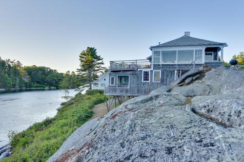 Oceanfront Cottage with Deck 2 Mi to Boothbay Harbor