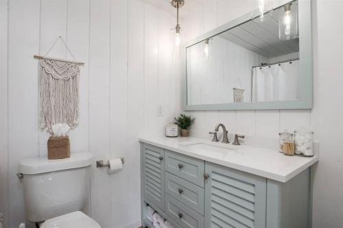 Lakefront Oasis with Private Beach, Sleeps 8 in Alger, USA
