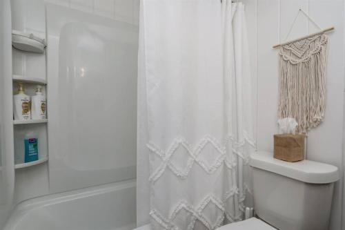 Lakefront Oasis with Private Beach, Sleeps 8 in Alger, USA