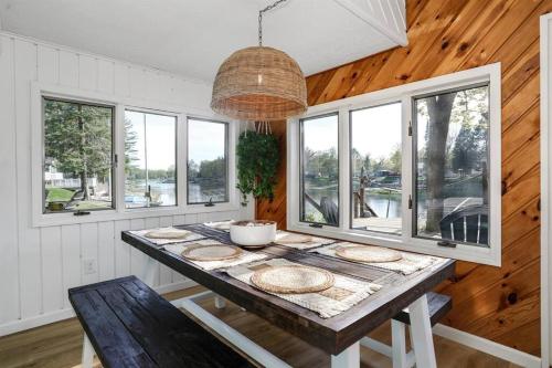 Lakefront Oasis with Private Beach, Sleeps 8 in Alger, USA